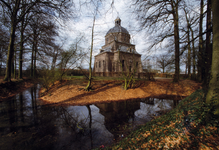 842130 Gezicht op de koepelkerk Renswoude (Kerkstraat 3) te Renswoude, vanuit het park bij kasteel Renswoude.